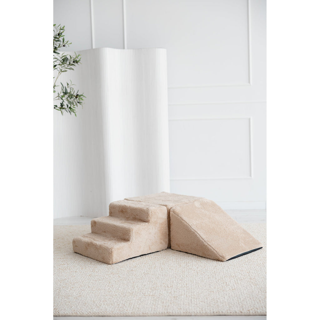 Moje playset Teddy beige in een lichte kamer