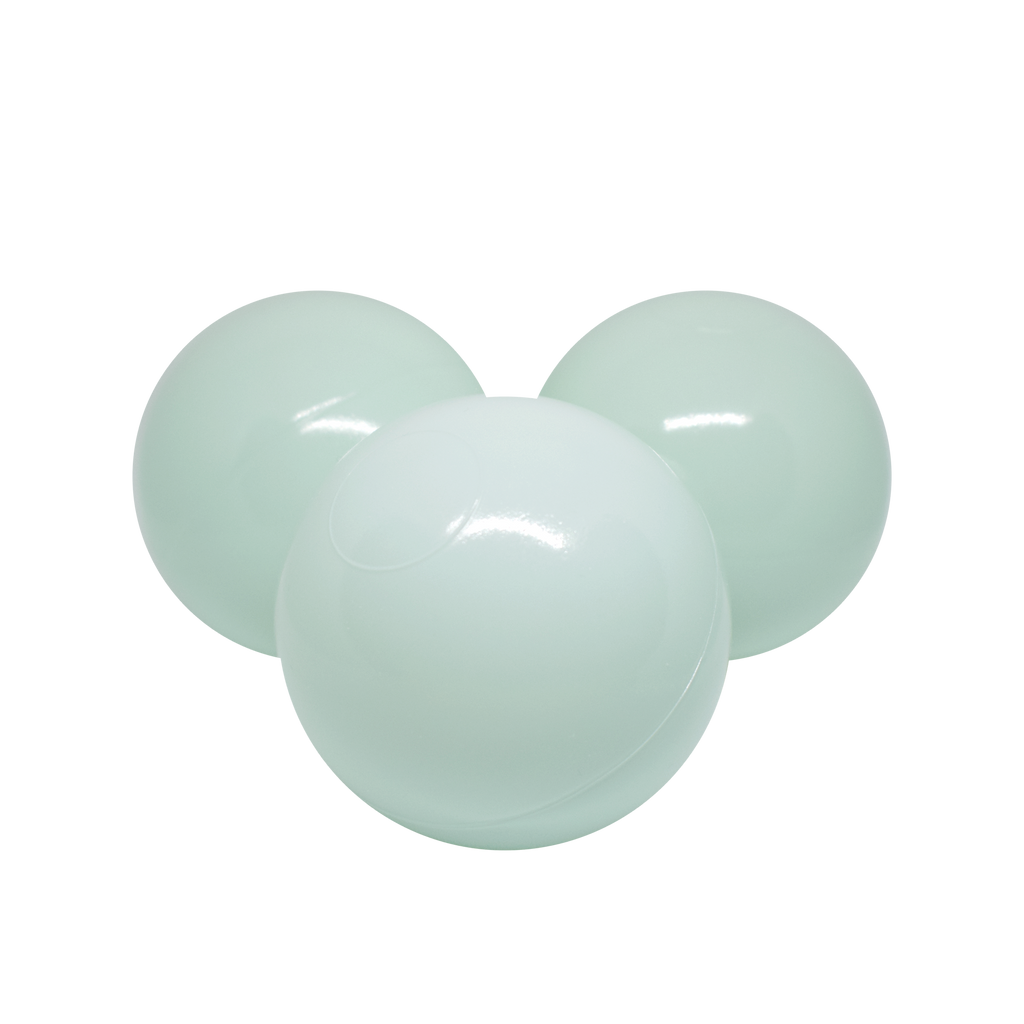Moje set ballen licht mintgroen voor het ballenbad, op witte achtergrond
