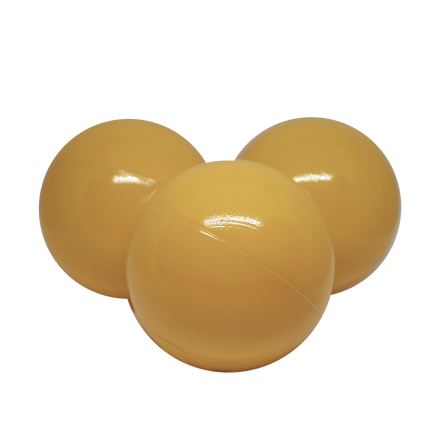 Moje set ballen oker voor het ballenbad, op witte achtergrond