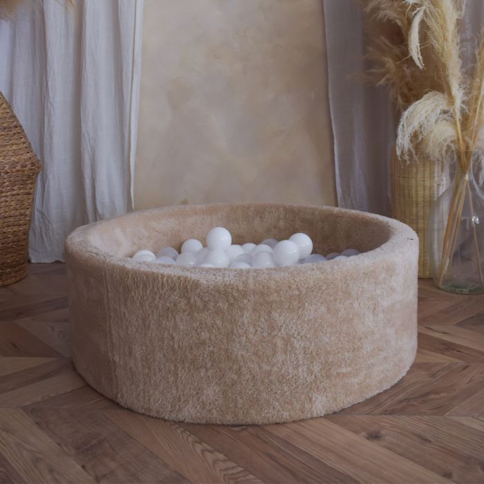 Witte Moje ballen in een Moje ballenbad Teddy beige