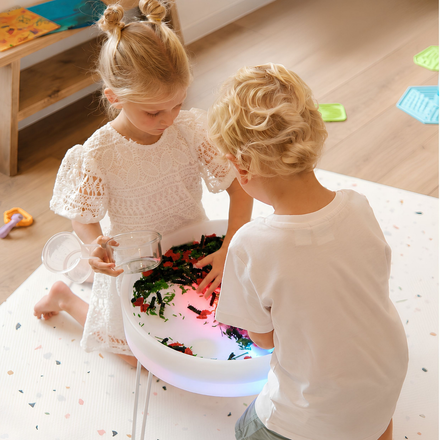 Sense2Play Lumi'Sense interactieve sensorische lichttafel, meisje speelt aan de lichttafel