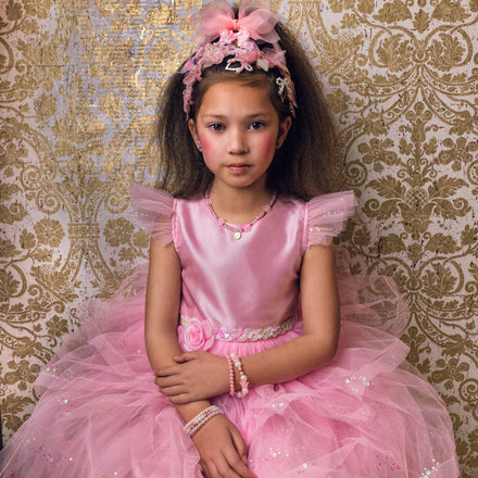 Souza Verkleedjurk Linda Roze, kind draagt de roze jurk met diadeem