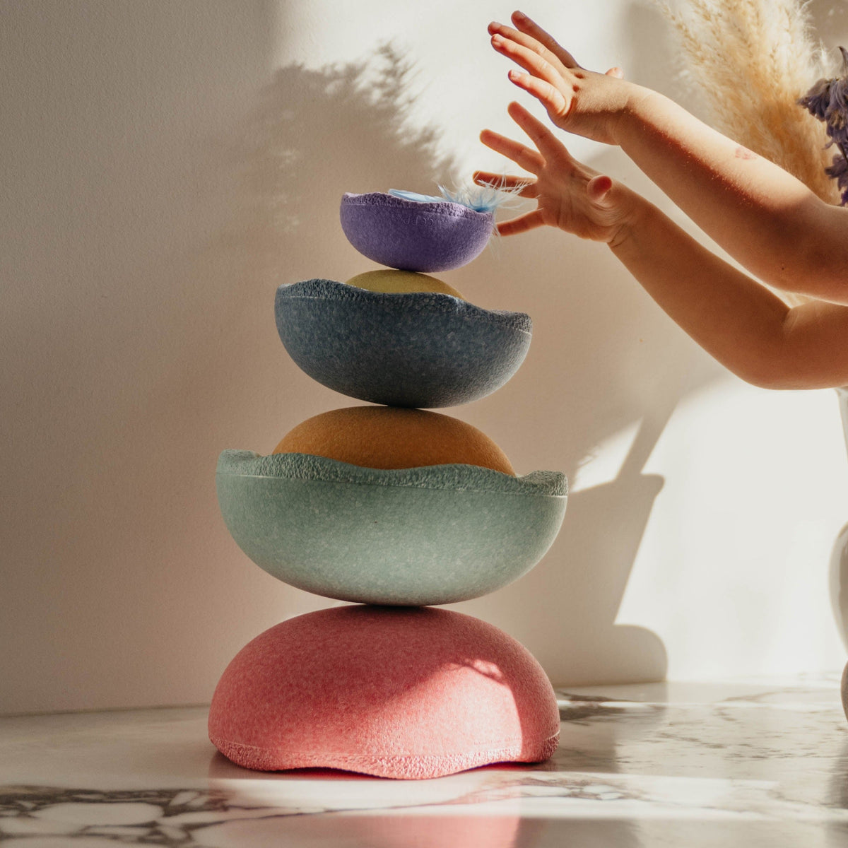 Stapelstein Inside Pastel Rainbow set van 6, stenen gestapeld tot een pastelkleurige sculptuur