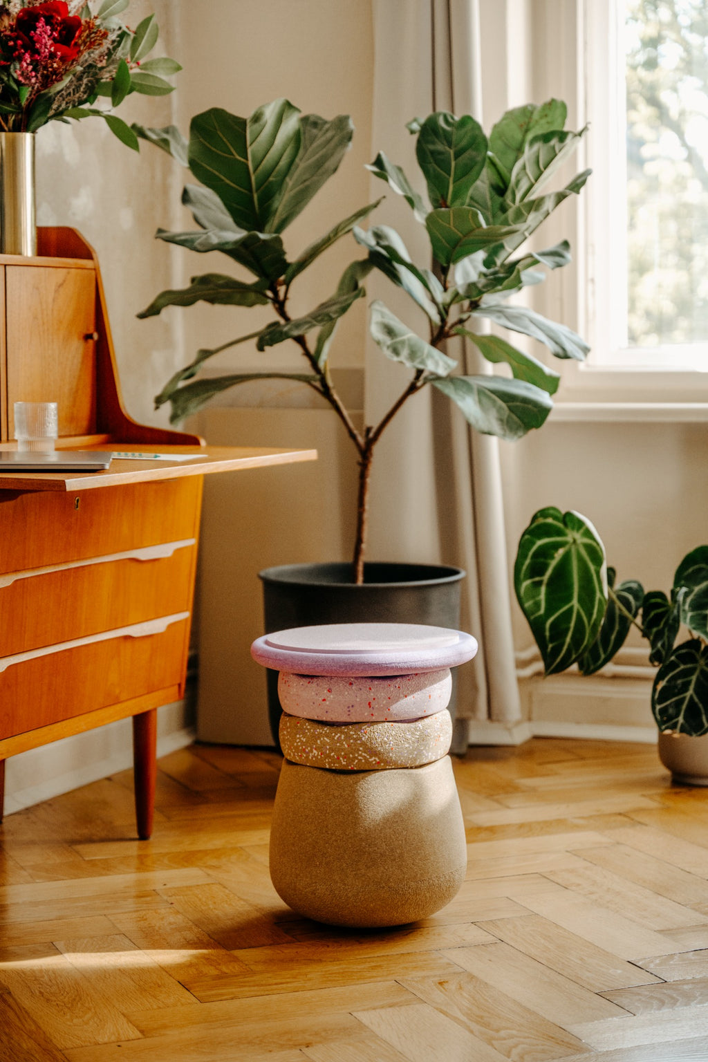 Stapelstein Winter Special Dynamic All, kruk naast een bureau tussen de planten