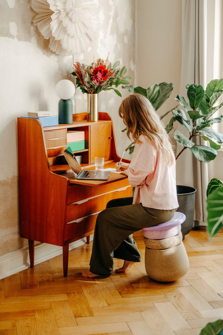 Stapelstein Winter Special Dynamic All, kind zit op de kruk aan het bureau