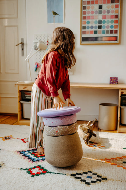 Stapelstein Winter Special Dynamic All, kind zit op de kruk in de woonkamer