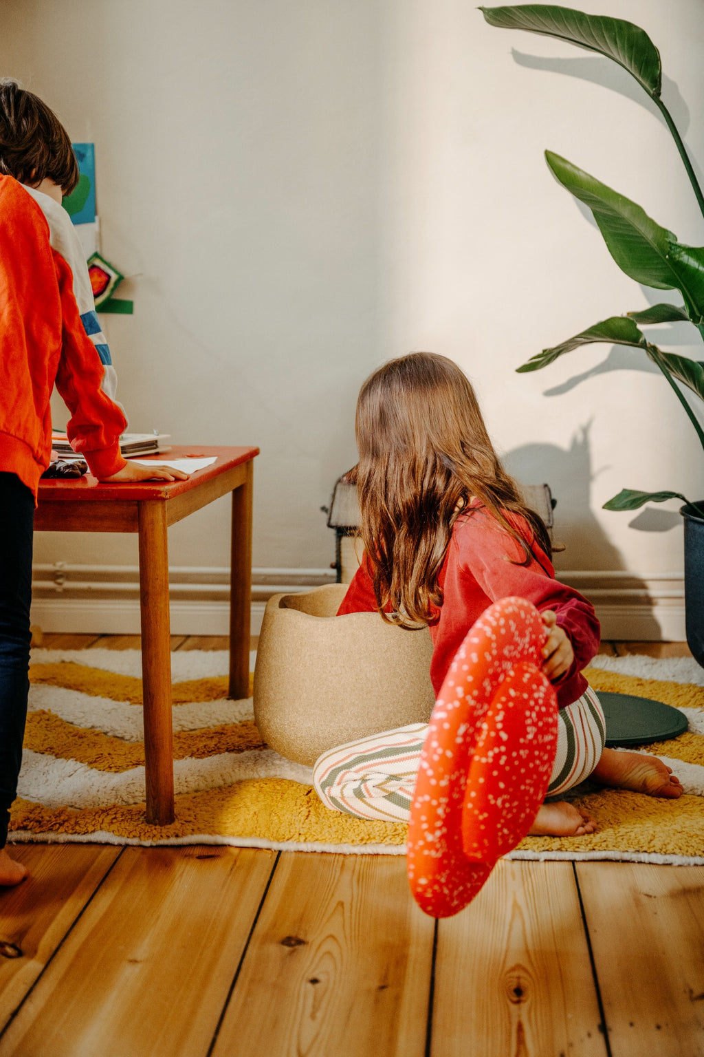Stapelstein Winter Special Dynamic Small, kinderen spelen op de vloer naast de kruk