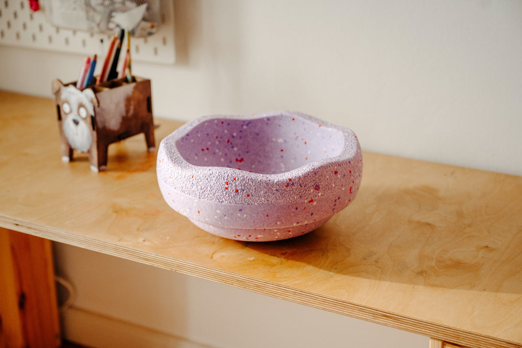 Stapelstein Winter Special Original Violet, steen omgekeerd als schaal op een houten plank