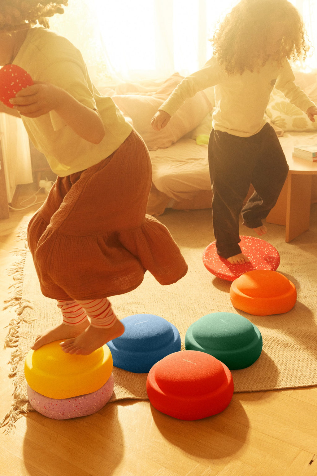 Stapelstein Winter Special Rainbow Set Classic, kinderen springen van steen naar steen