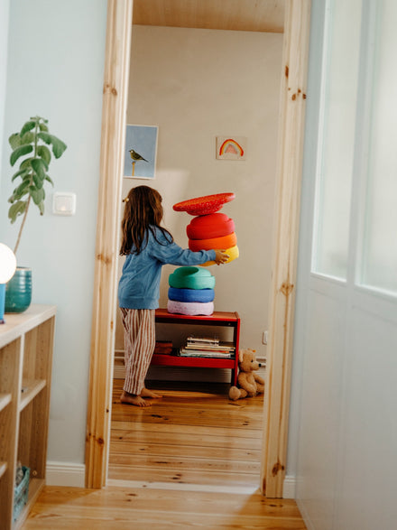 Stapelstein Winter Special Rainbow Set Classic, kind bouwt een toren in de gang