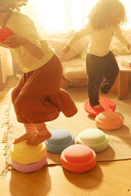 Stapelstein Winter Special Rainbow Set Pastel, kinderen springen van steen naar steen