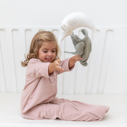 Timboo 4-seizoenen slaapzak bamboe babymaat Misty Rose, meisje speelt in de slaapzak