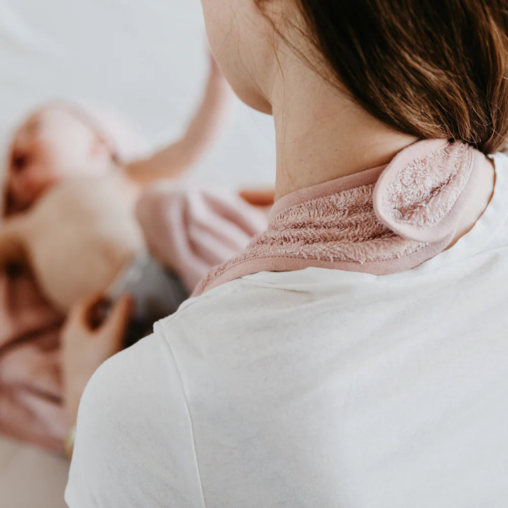 Timboo badcape ouder/baby bamboe Savannah Sand, sfeerbeeld roze handdoek rond de nek van de ouder