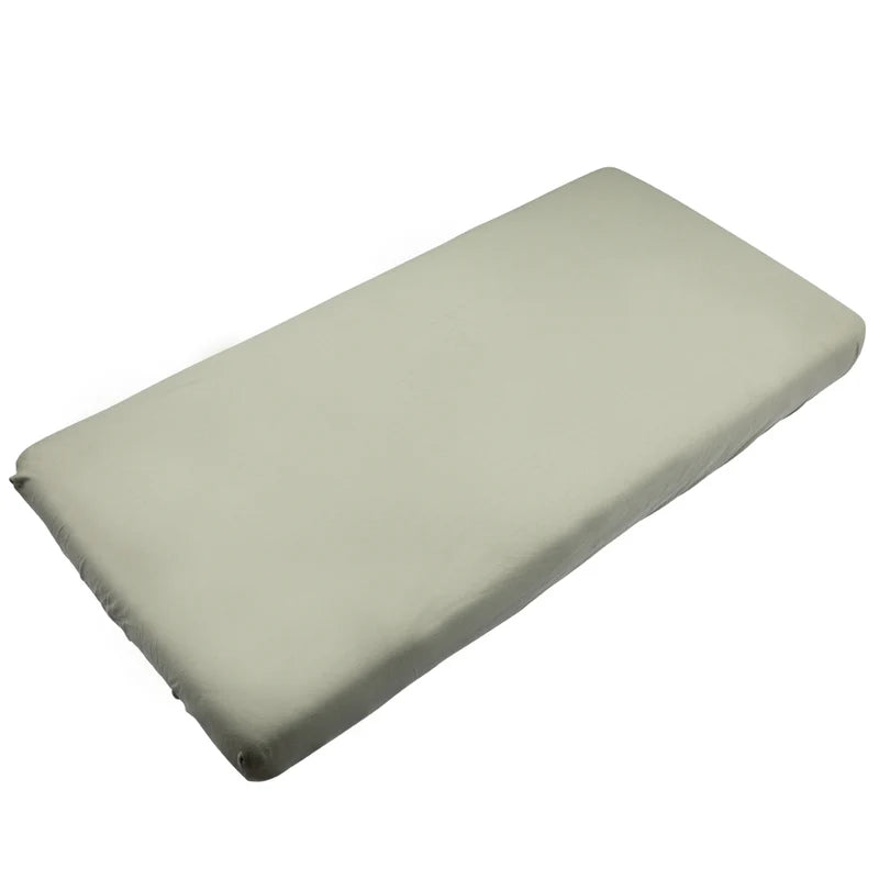 Timboo bamboe hoeslaken voor juniorbed Whisper Green, rond een matras gespannen