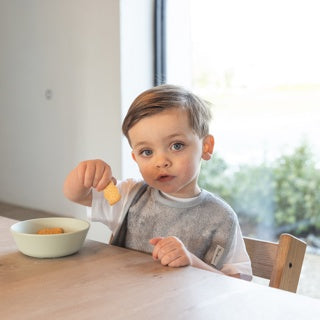 Timboo waterproof slab Moon Blue, gedragen door een peuter die soep eet