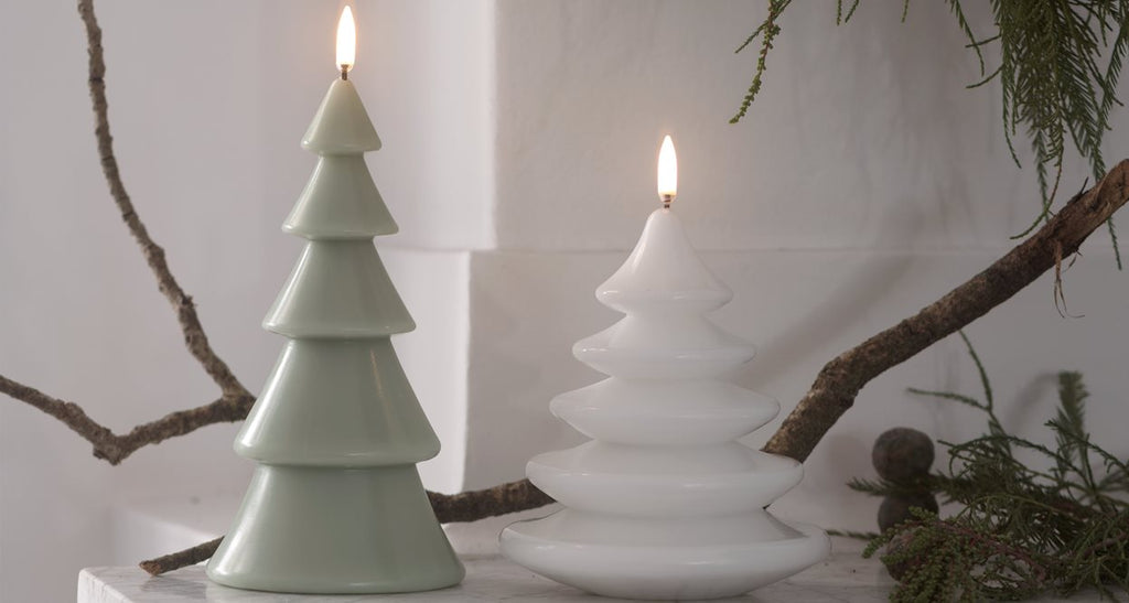 Uyuni LED kaarsen kerstboom Sage Green en Nordic White naast elkaar in sfeeropstelling