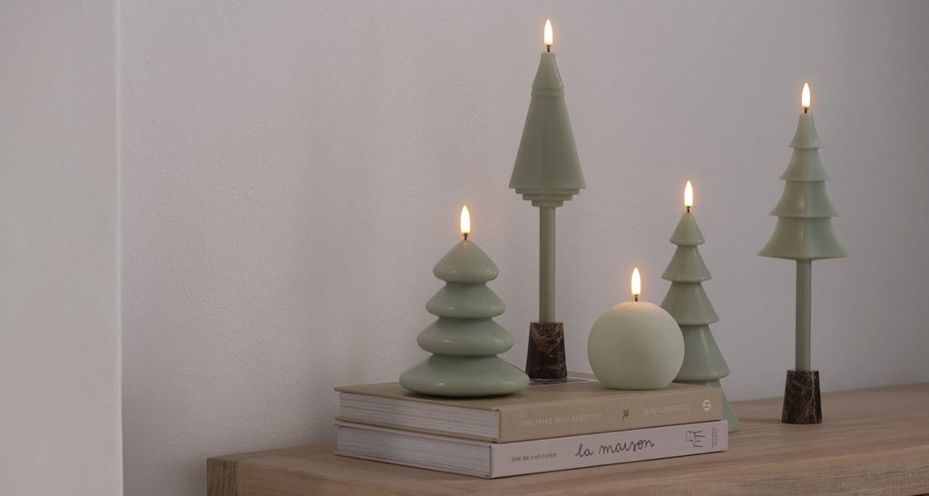 Uyuni LED kaarsen kerstboom Sage Green collectie op een kast
