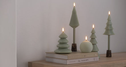 Uyuni LED kaarsen kerstboom Sage Green collectie op een kast