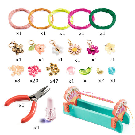 Roze macramé armbandenset van Djeco met kralen en bedeltjes, te koop bij De Gele Flamingo