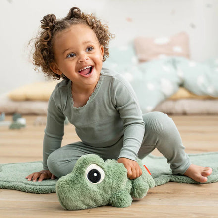 Done By Deer Cuddle Bestie knuffel Croco Green wordt geleverd met een verhaaltje, bij De Gele Flamingo