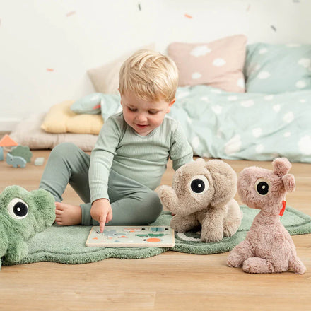 Done By Deer Cuddle Bestie knuffel Croco Green met zacht naamlabel voor kind en knuffel, bij De Gele Flamingo