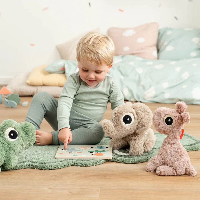 Done By Deer Cuddle Bestie knuffel Croco Green met zacht naamlabel voor kind en knuffel, bij De Gele Flamingo