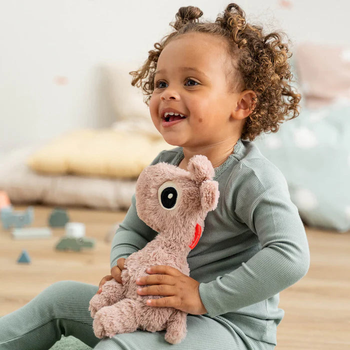 Done By Deer Cuddle Bestie knuffel Raffi Powder, superzacht voor kleine handjes, bij De Gele Flamingo