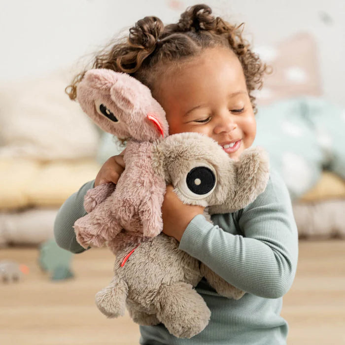 Done By Deer Cuddle Bestie knuffel Raffi Powder met zacht naamlabel voor kind en knuffel, bij De Gele Flamingo