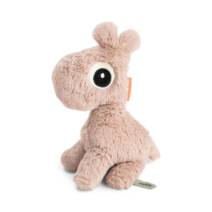 Done By Deer Cuddle Bestie knuffel Raffi Powder, superzacht voor kleine handjes, bij De Gele Flamingo