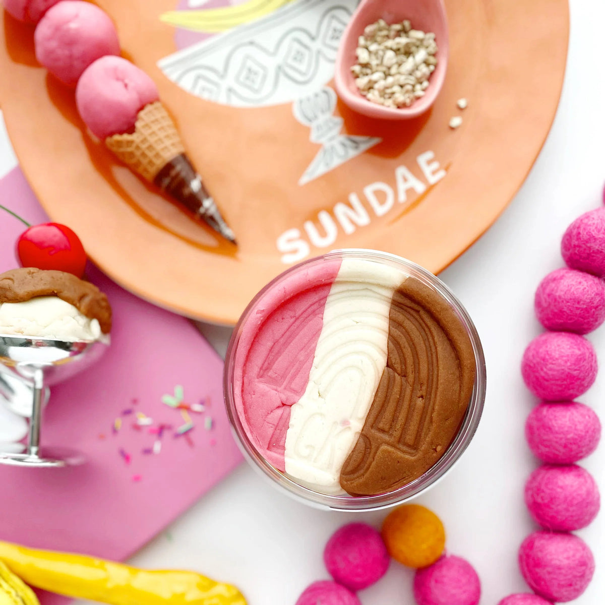 Earth Grown KidDoughs Klei Speelset Ice Cream Sundae met kleurrijke speelklei, De Gele Flamingo