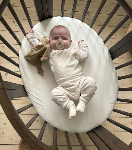 Stokke Sleepi Mini Warm Brown voor pasgeborenen van 0 tot 6 maanden, bij De Gele Flamingo.