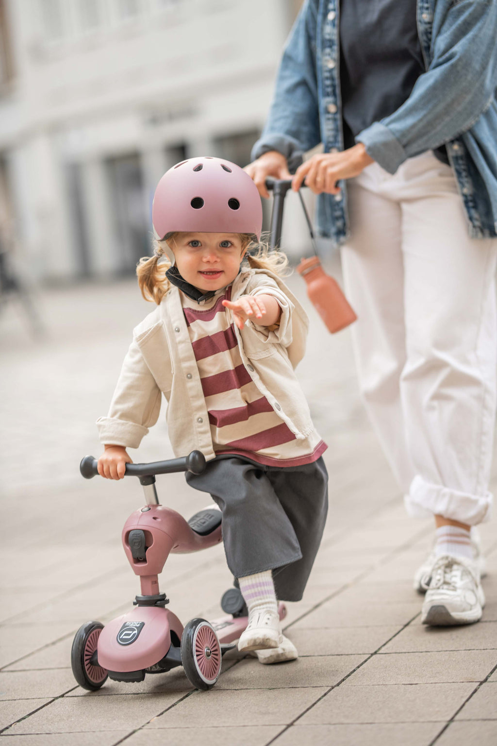 Detail van de afneembare duwstang van de Scoot and Ride Highwaykick 1 Wildberry