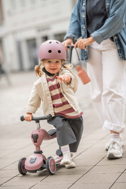 Detail van de afneembare duwstang van de Scoot and Ride Highwaykick 1 Wildberry