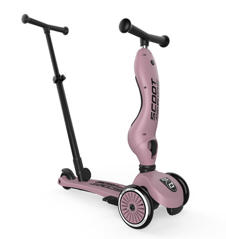 Ouder duwt kind op de Scoot and Ride Highwaykick 1 Push & Go Wildberry met de duwstang