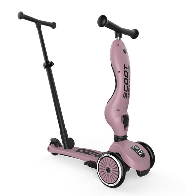 Ouder duwt kind op de Scoot and Ride Highwaykick 1 Push & Go Wildberry met de duwstang