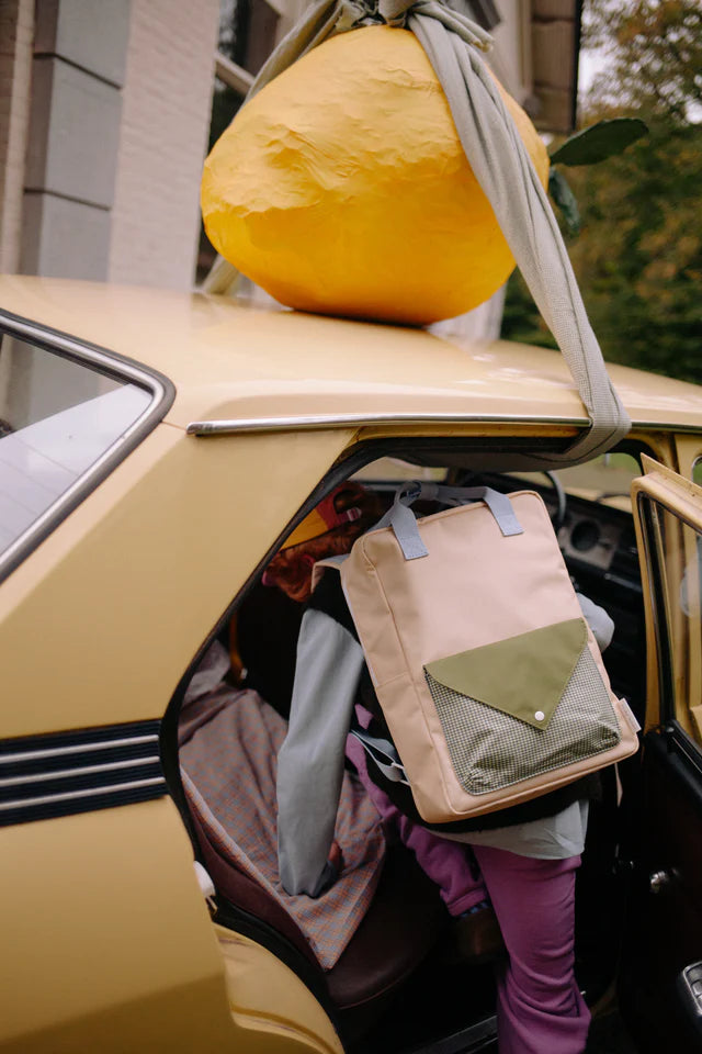Sticky Lemon rugzak in Twiggy Beige gemaakt van gerecycleerde PET-flessen, bij De Gele Flamingo