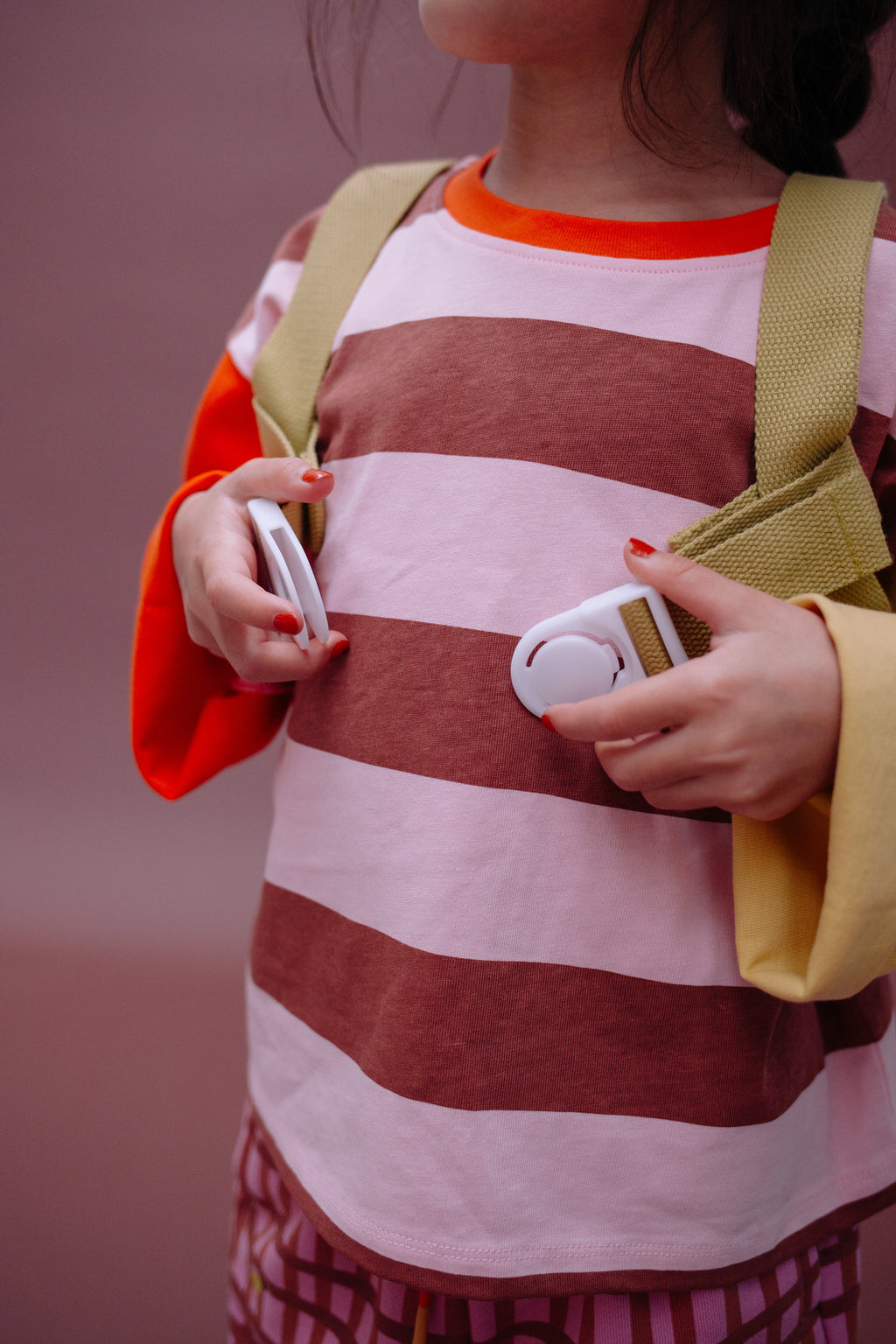 Sticky Lemon chest strap blijft stevig op zijn plek bij actieve kinderen, uit het aanbod van De Gele Flamingo.