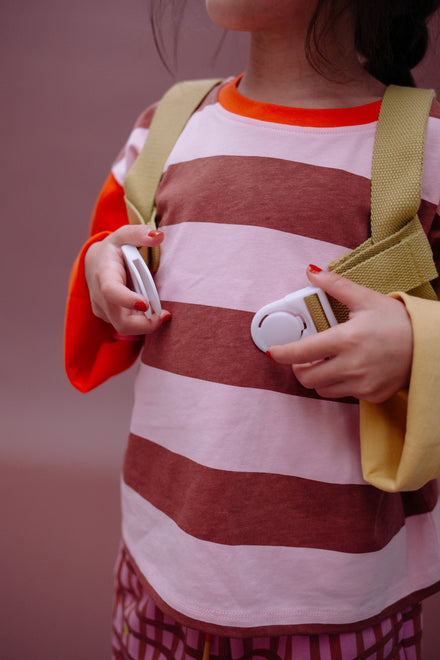 Sticky Lemon chest strap blijft stevig op zijn plek bij actieve kinderen, uit het aanbod van De Gele Flamingo.