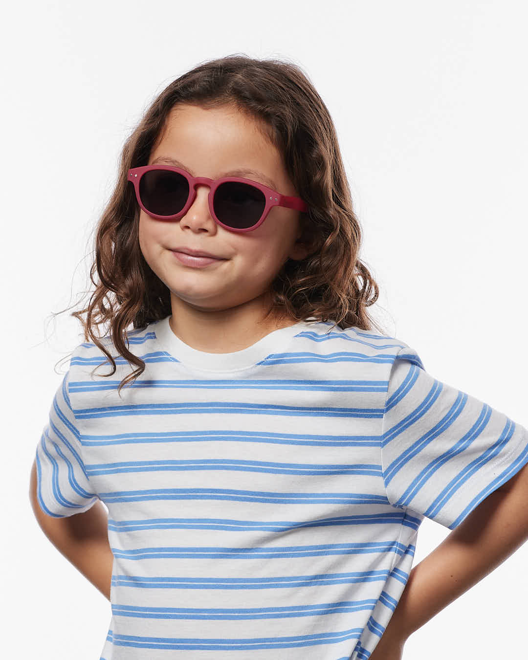 Izipizi Zonnebril 5-7Y #C in Cranberry met vierkant montuur, te koop bij De Gele Flamingo