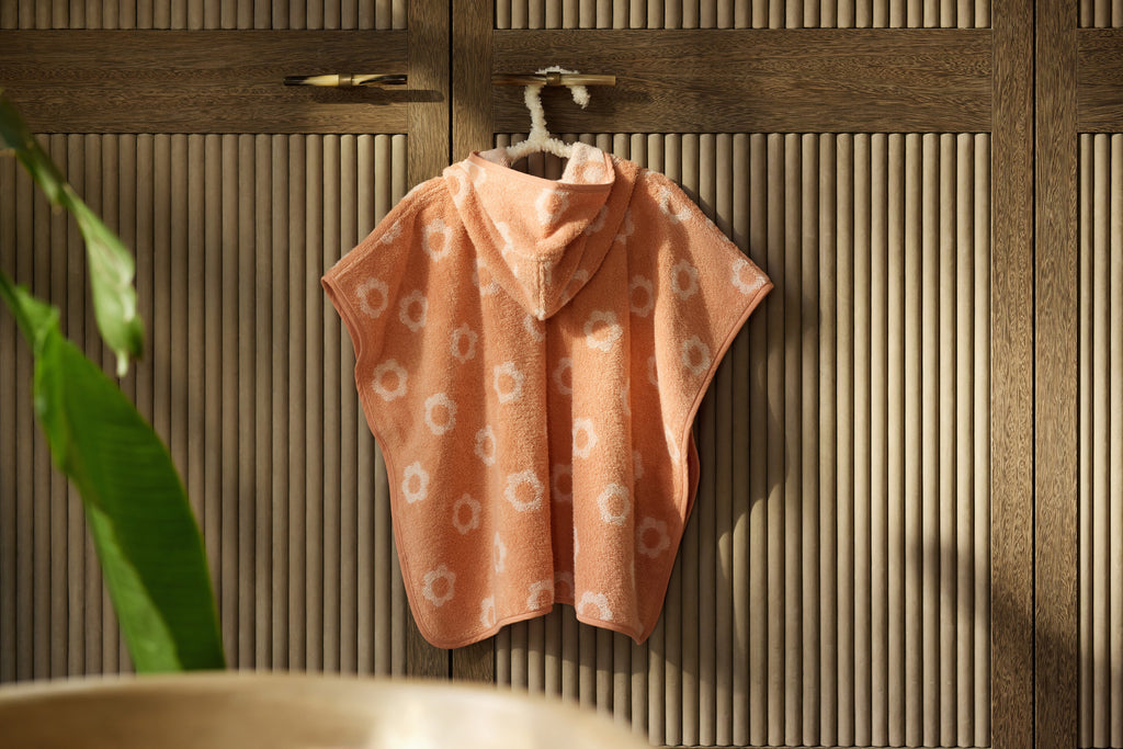 Badstof poncho Jacquard Flower van Jollein voor strand, zwembad of thuis, bij De Gele Flamingo