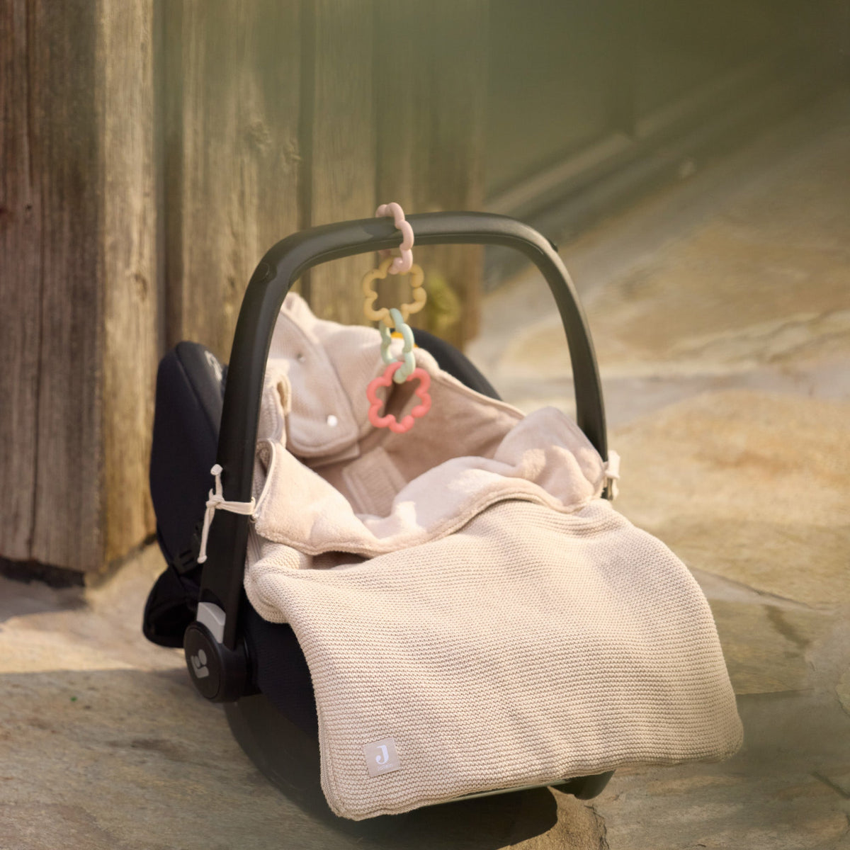 Jollein voetenzak groep 0+ in Little Waffle Sand, verkrijgbaar bij kinderwinkel De Gele Flamingo.