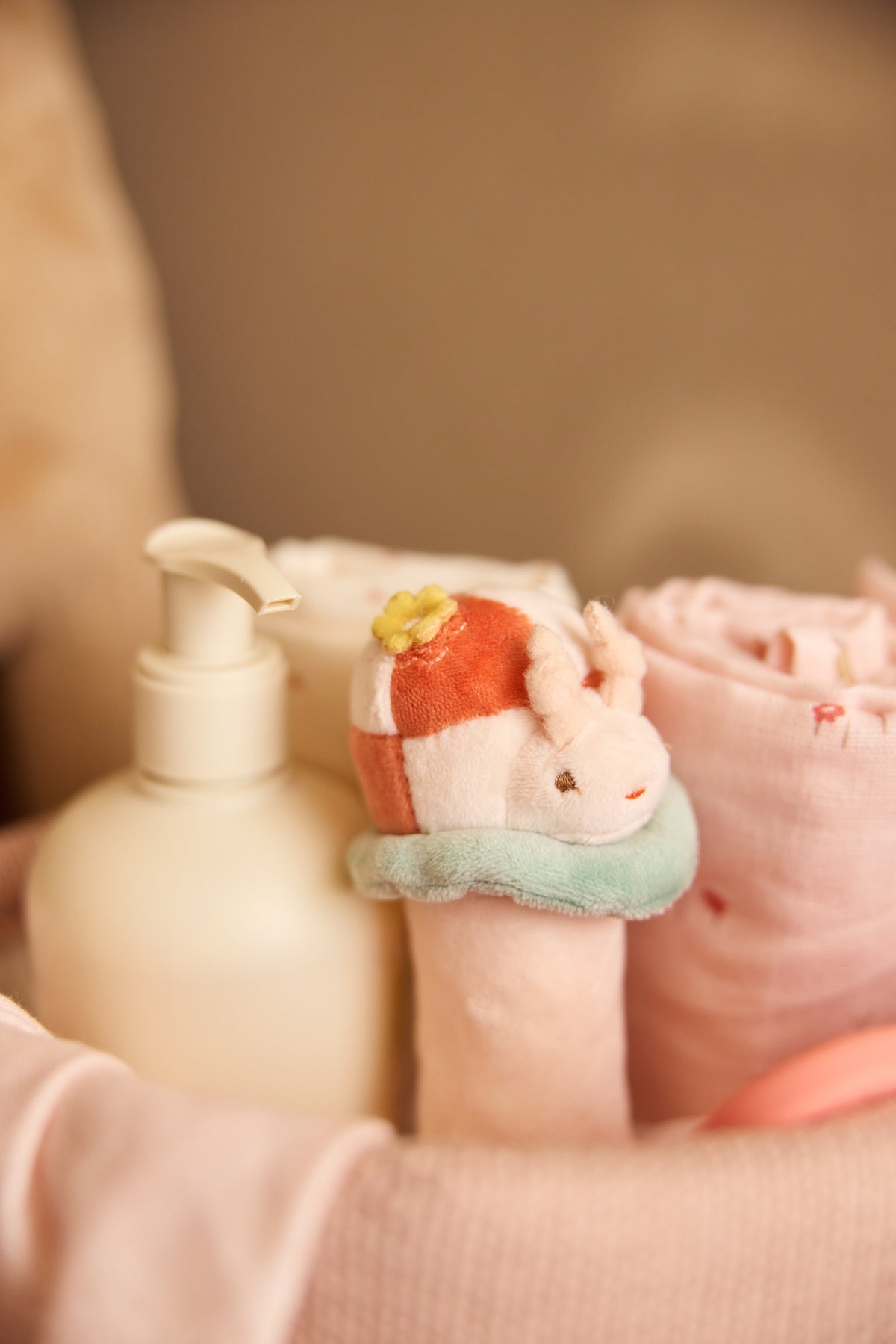 Jollein Rammelaar Pretty Picnic Ladybug in bouclé en velvet, babyspeelgoed van De Gele Flamingo