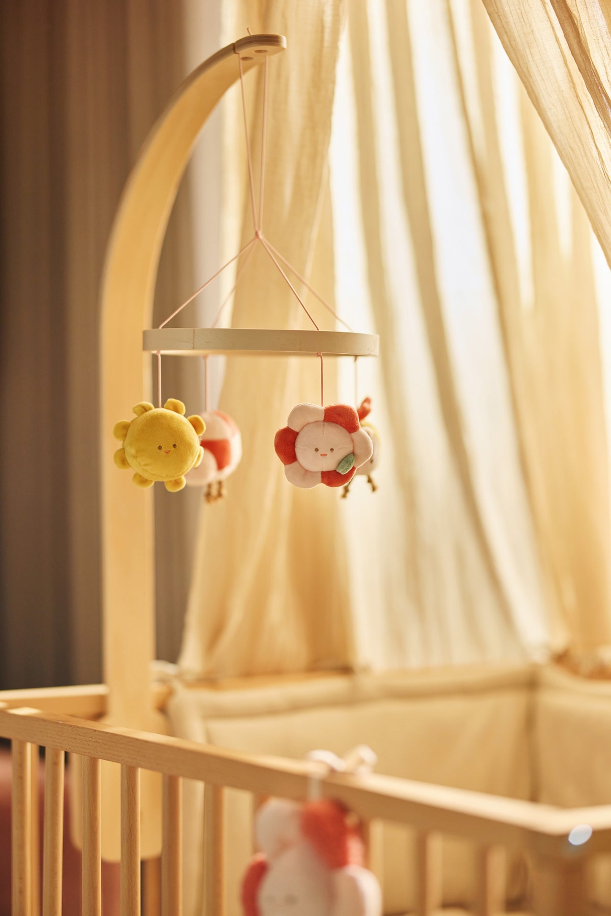 Jollein Babymobiel Pretty Picnic van hout voor in de babykamer, bij De Gele Flamingo.