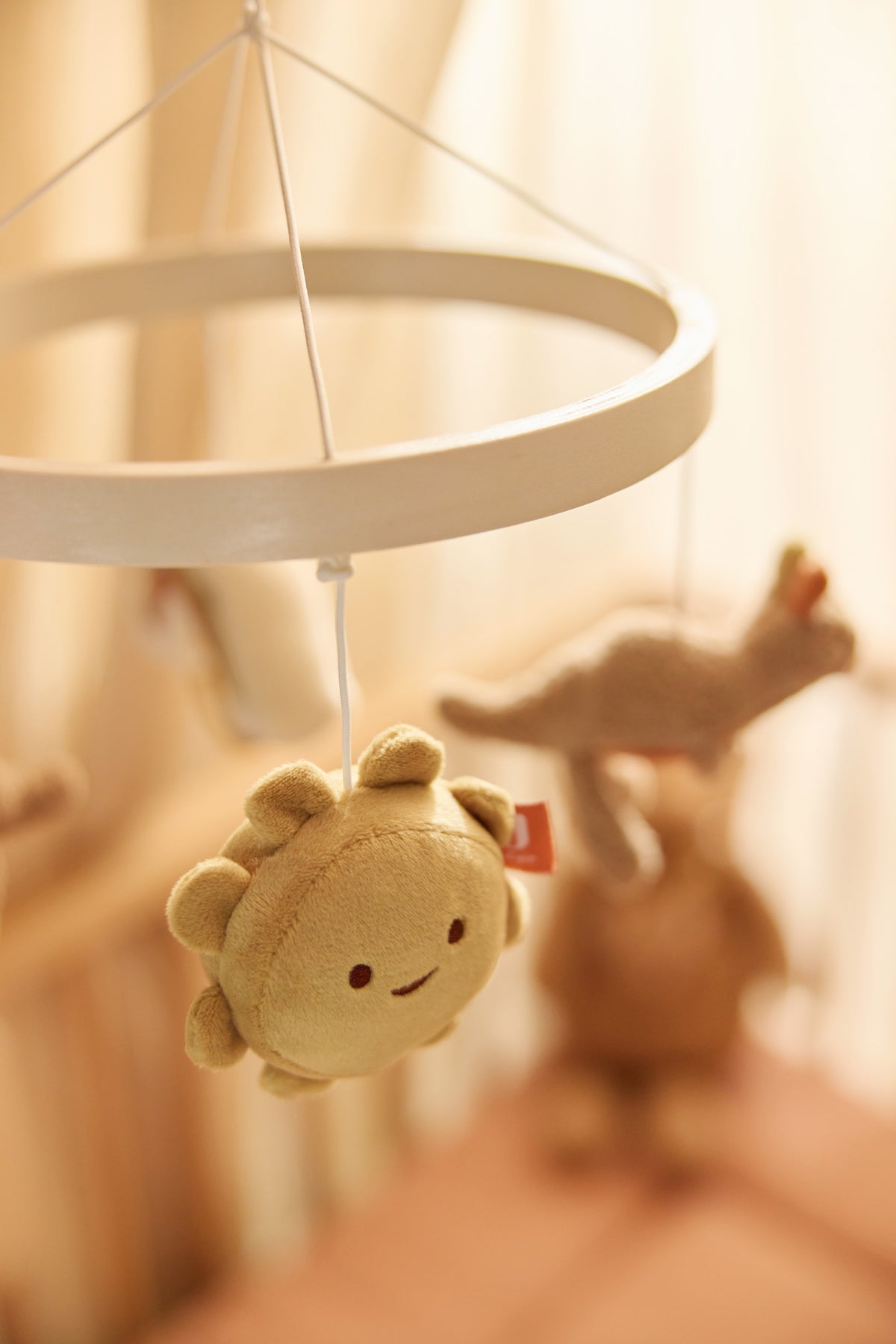 Jollein Babymobiel Kangaroots met twee zachte kangoeroes aan een houten ring, De Gele Flamingo.