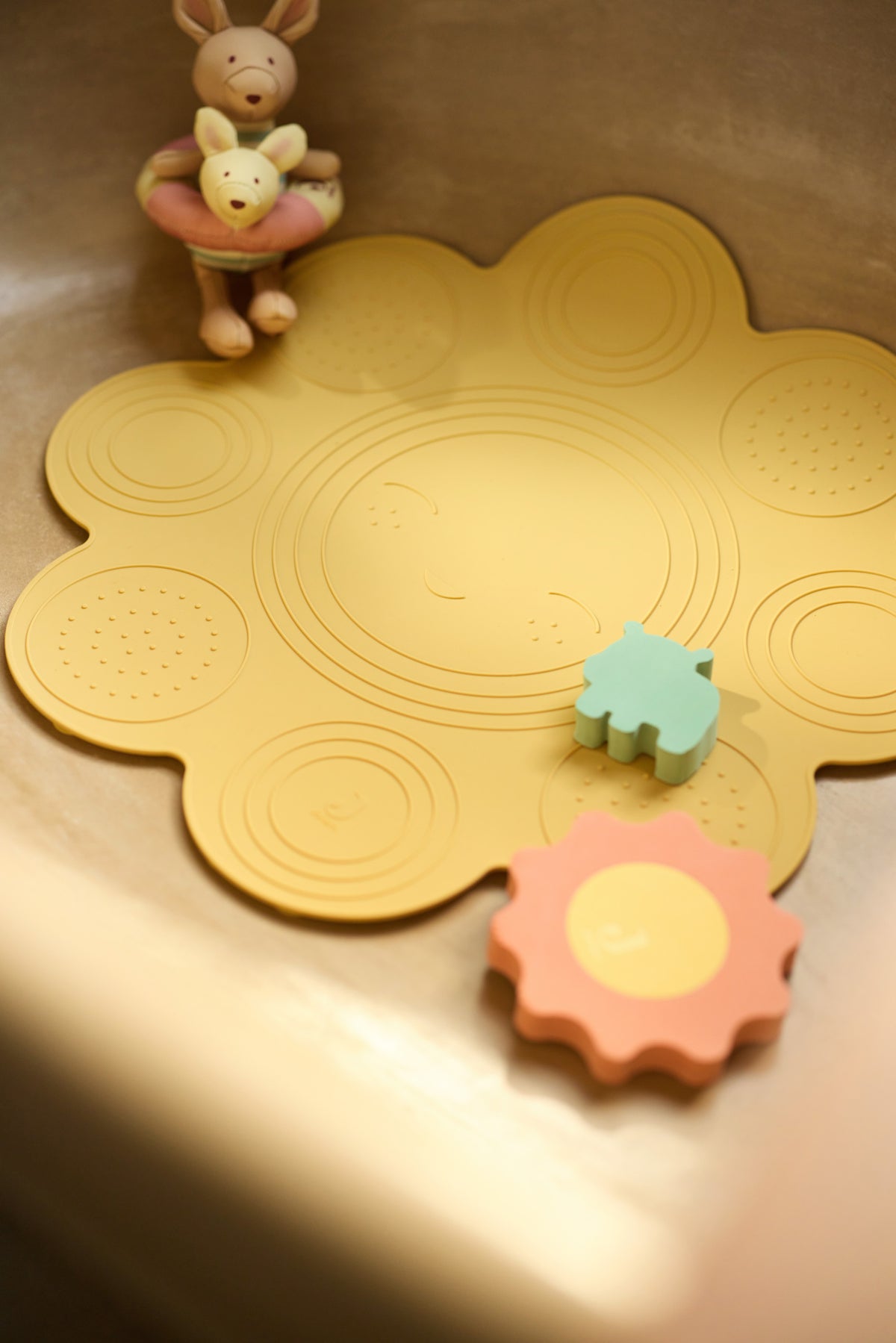 Jollein Badmat Siliconen Sun Honey in zonvorm, antislip badmat bij De Gele Flamingo