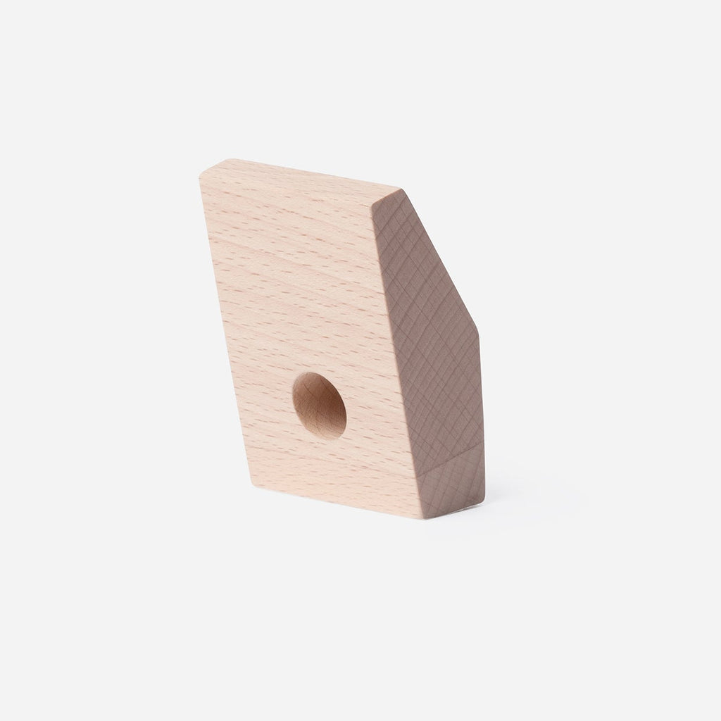 Kaos Klapp wandhaak van massief beukenhout met een formaat van 5x3x7 cm, te koop bij De Gele Flamingo.