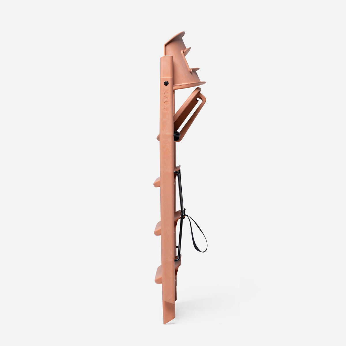 Kaos Klapp meegroei eetstoel in Terracotta Pink, volledig gemonteerd geleverd door De Gele Flamingo.