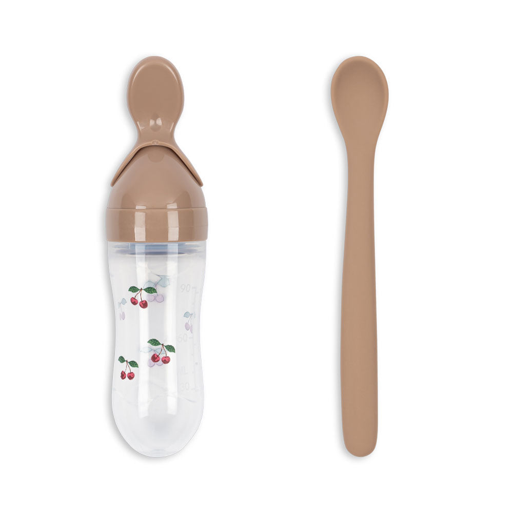 Konges Sløjd Food Feeding Set in Cherry Blush voor baby's vanaf 6 maanden, bij De Gele Flamingo