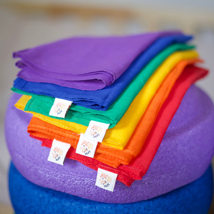 Pit & Play katoenen speeldoeken regenboog, gevouwen op een stapelsteen