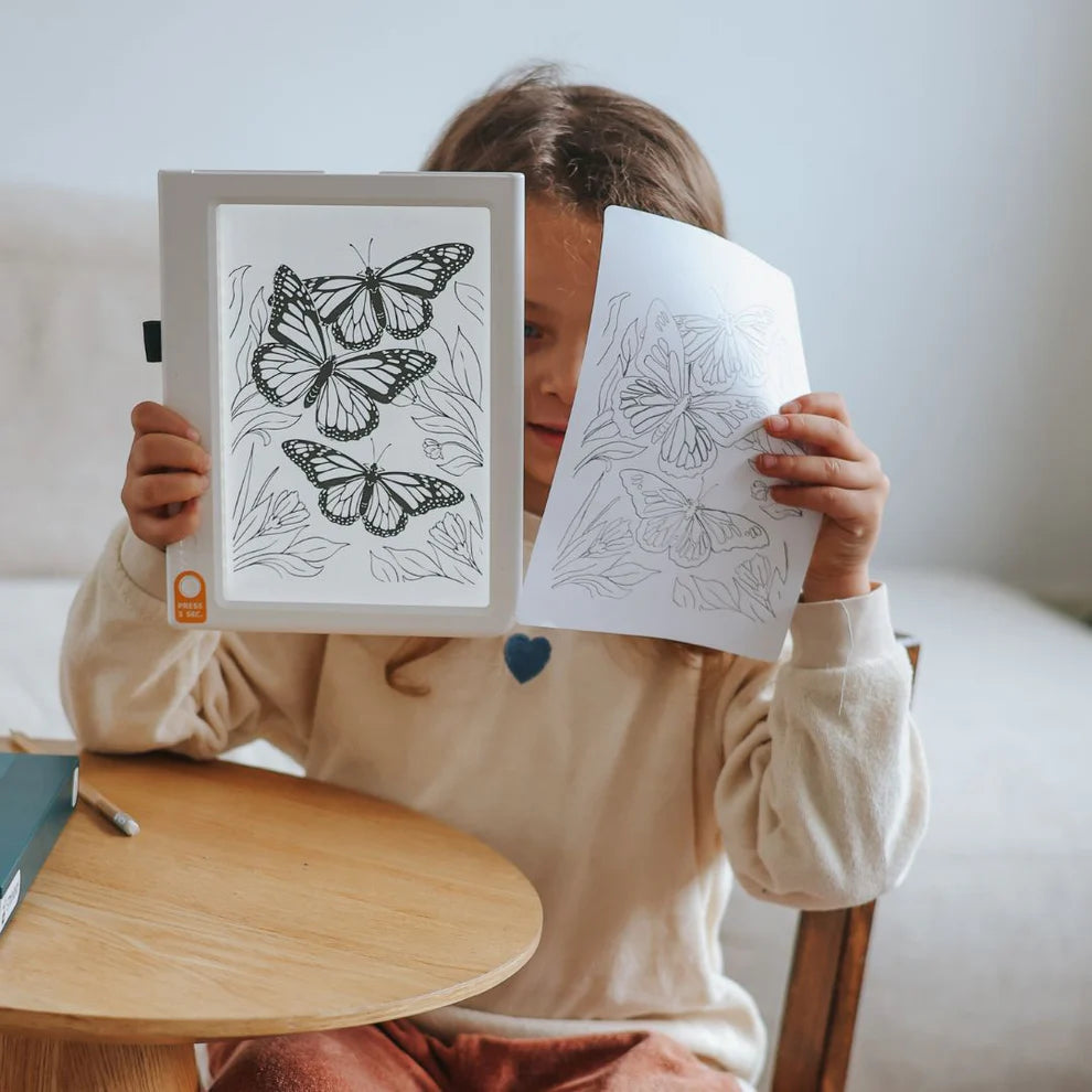 Kind trekt dieren over op de Kidywolf Kidydraw Pad Animals